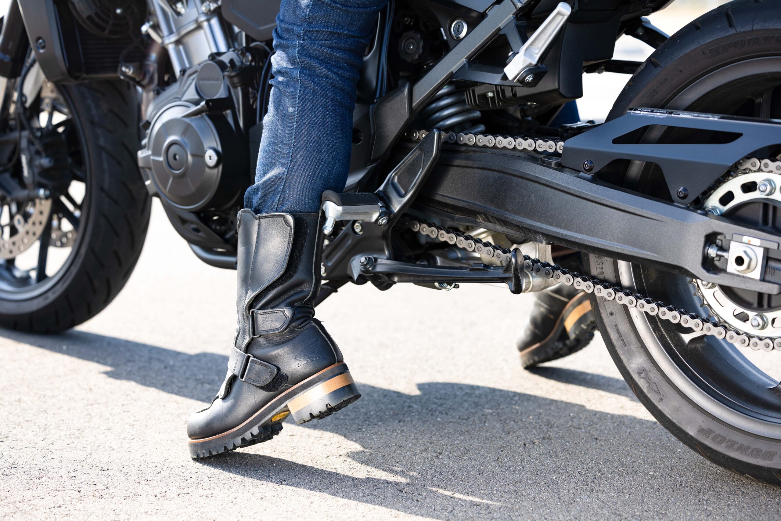 不安解消】バイクの『足つき』がけっこう変わる！ 愛車のプリロード