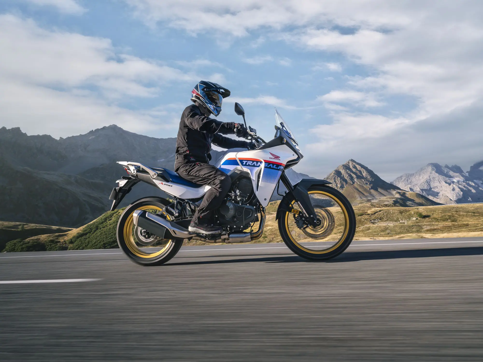 新型『XL750 TRANSALP（トランザルプ）』の発売日＆価格が決定！ 新