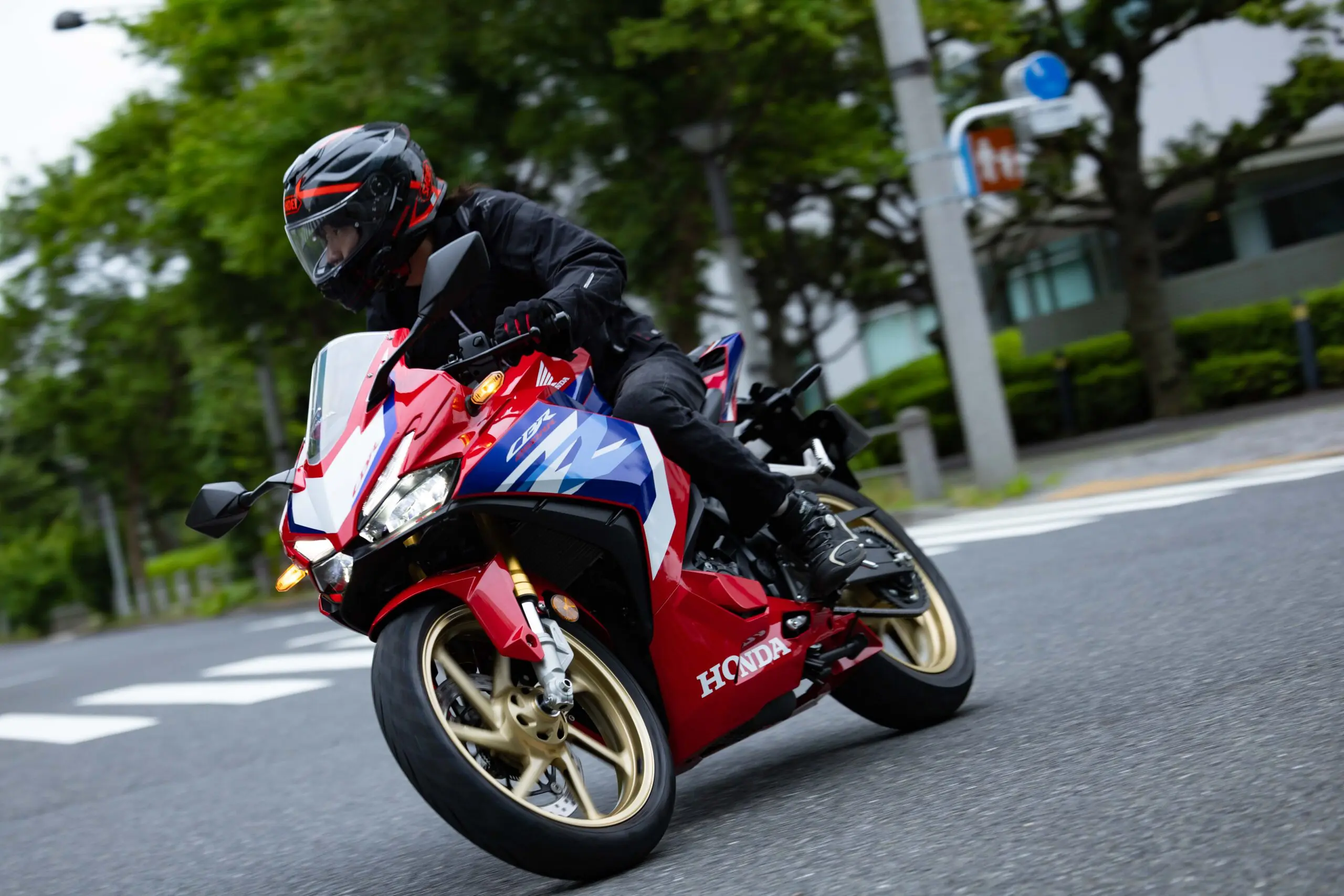 25歳で選ぶ『1台だけのスポーツバイク』の最適解は？250ccでも