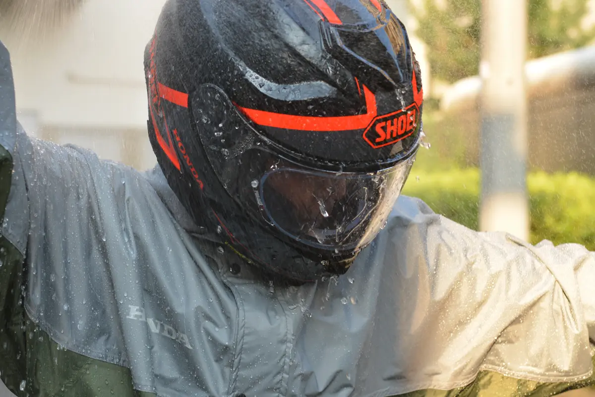 Honda DIO 50cc　状態が良し　ほぼ新品のヘルメット UV耐水防塵カバー バイクグラブ レインコート上下付 新発売のスクーター専用レインコートを防水テスト！雨で活躍するバイク