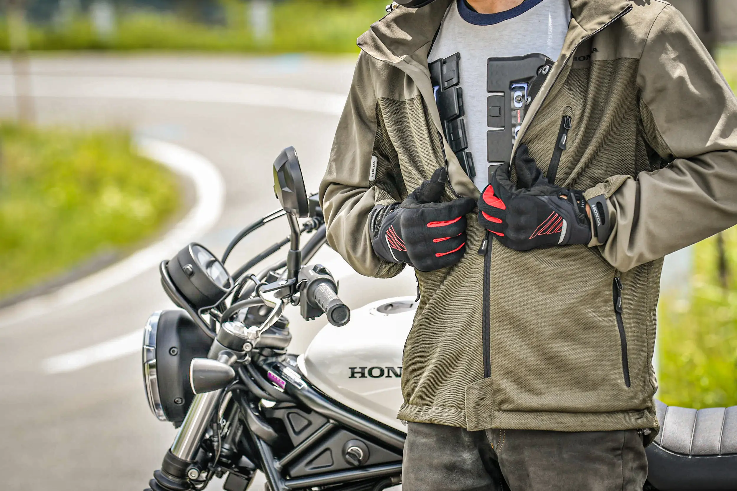 バイク『胸部プロテクター』は“慣れ”が大事！最初は「とりあえず着けて