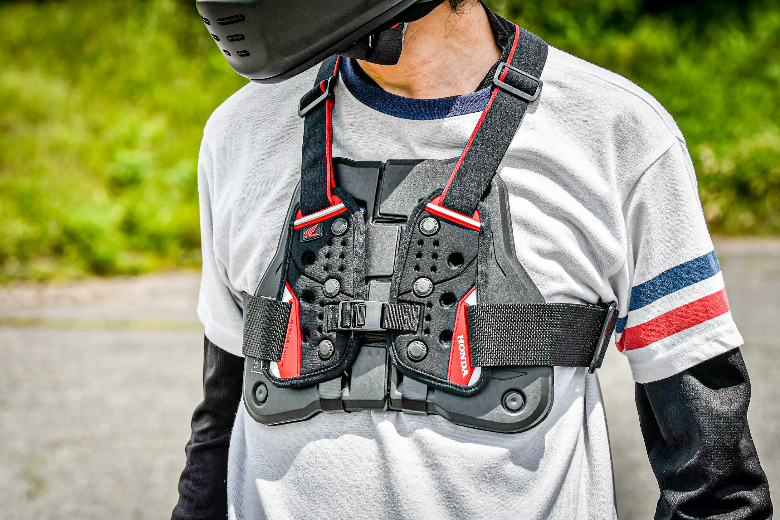 バイク『胸部プロテクター』は“慣れ”が大事！最初は「とりあえず着けて