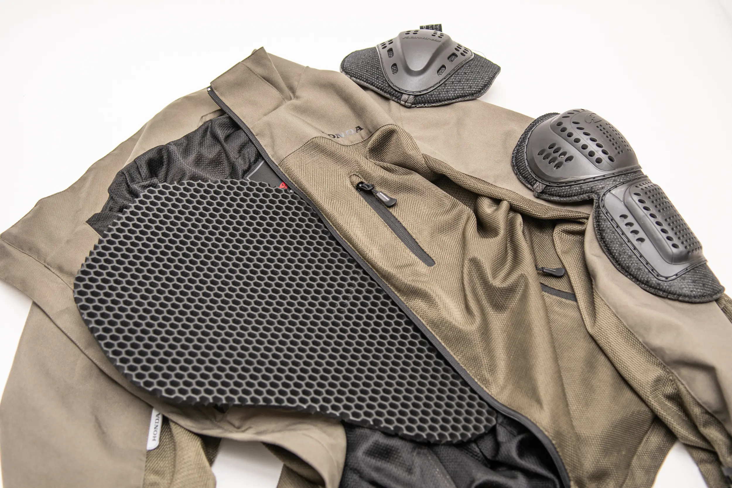 夏用のメッシュジャケットって洗ってもいいの？バイクウェアの
