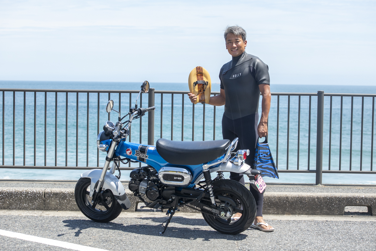 ダックス125でボディサーフィンを楽しむ。バイクがあれば遊びはもっと