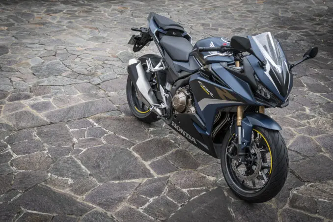 バイクの種類『スポーツバイク』ってどんなバイク？ 人気の理由や特徴 