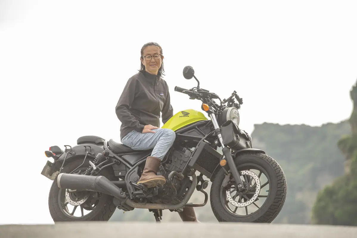 アウトドアをアクティブに楽しむ女性ライダーのライフスタイル