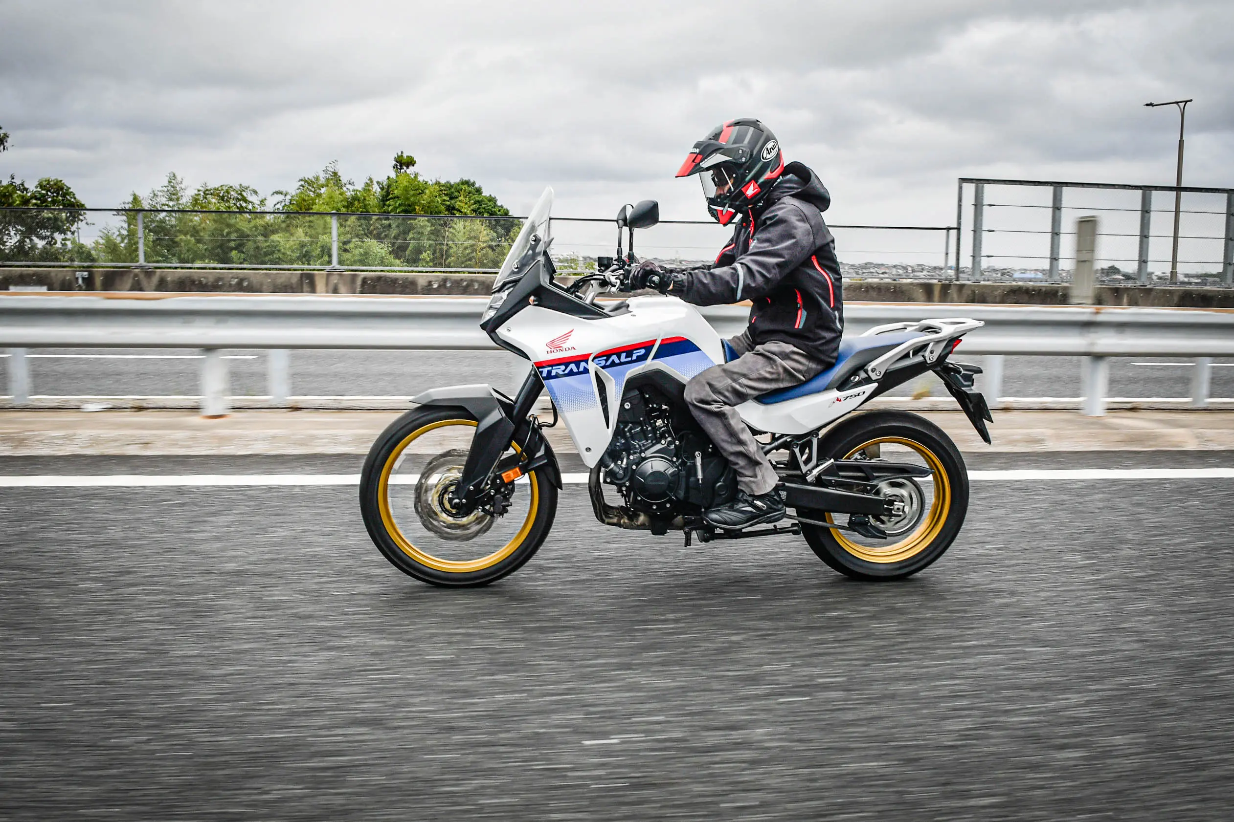 世界一周もできる『トランザルプ』で「別にすごくない普通のツーリング