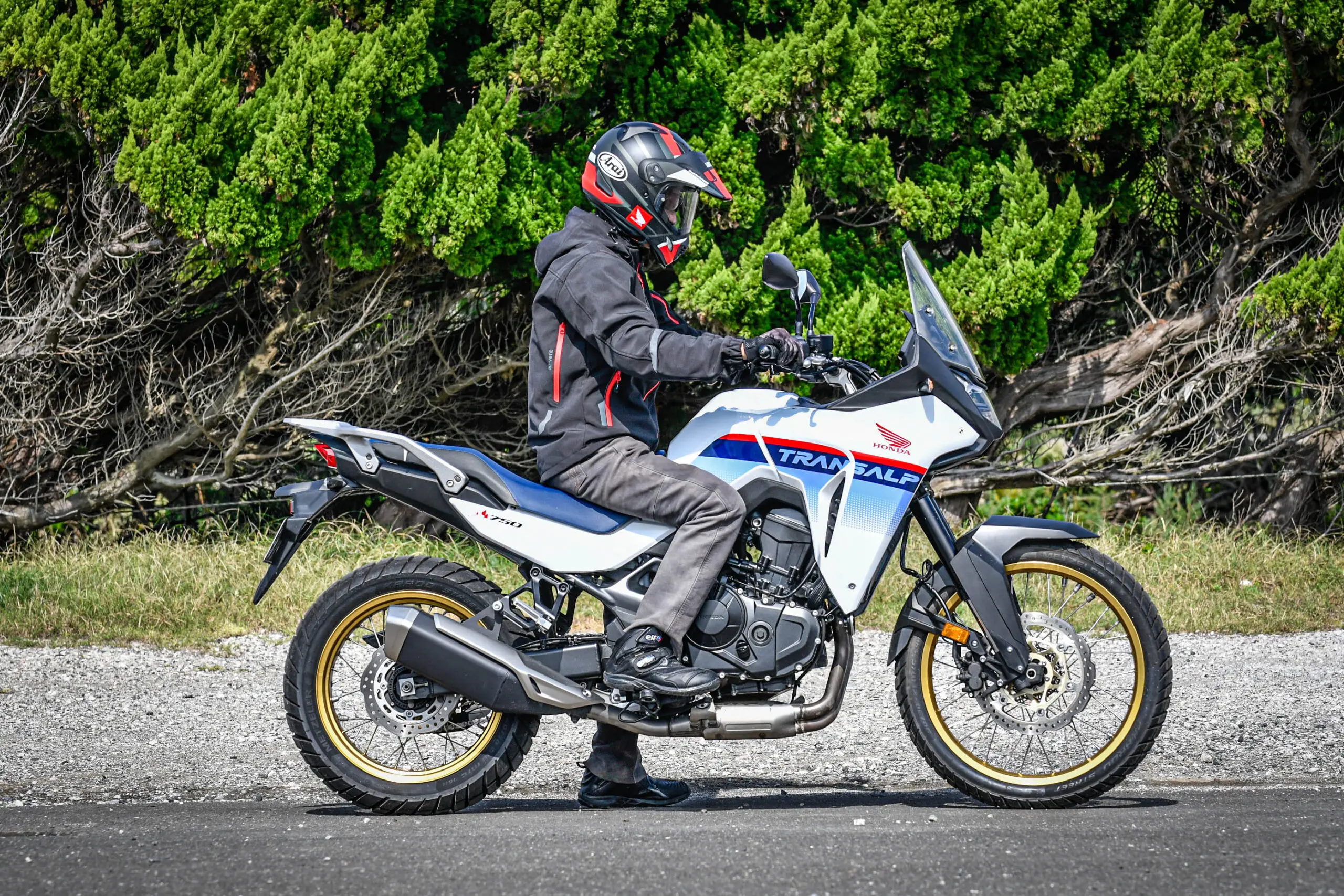 世界一周もできる『トランザルプ』で「別にすごくない普通のツーリング