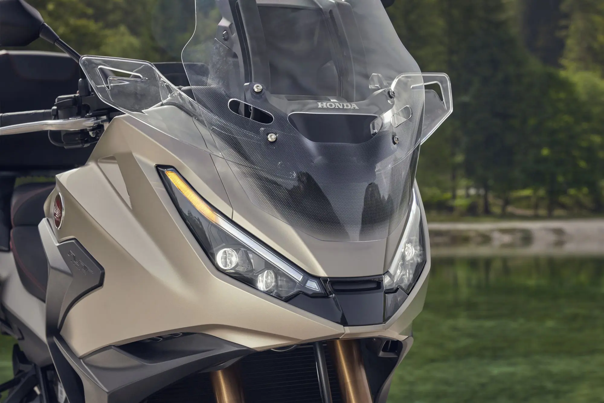 NT1100』がまるで別のバイクに!? エンジンも足まわりも見た目も大幅に