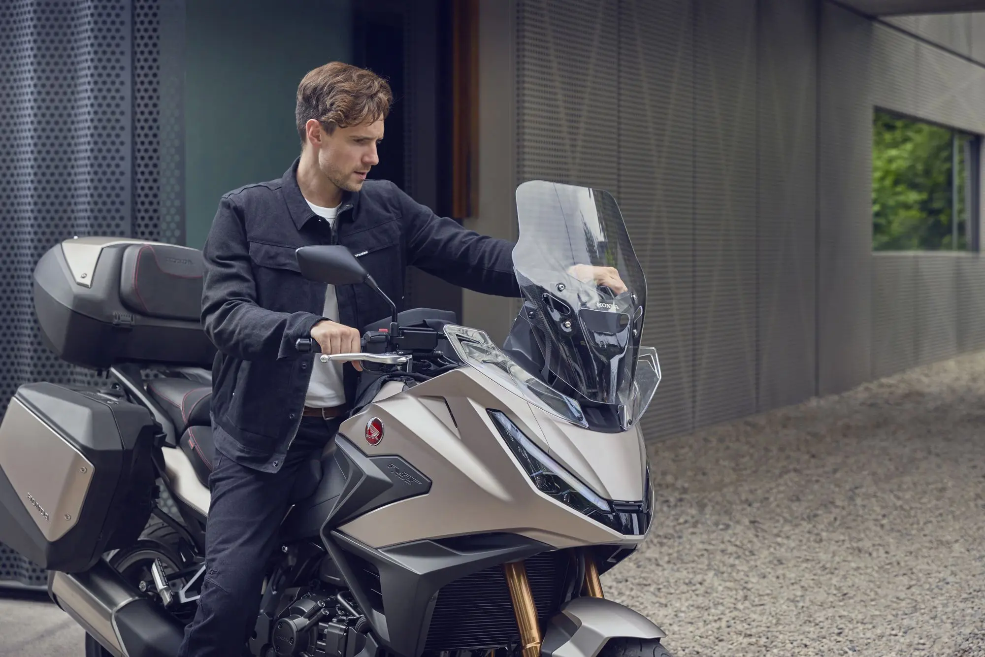 NT1100』がまるで別のバイクに!? エンジンも足まわりも見た目も大幅に