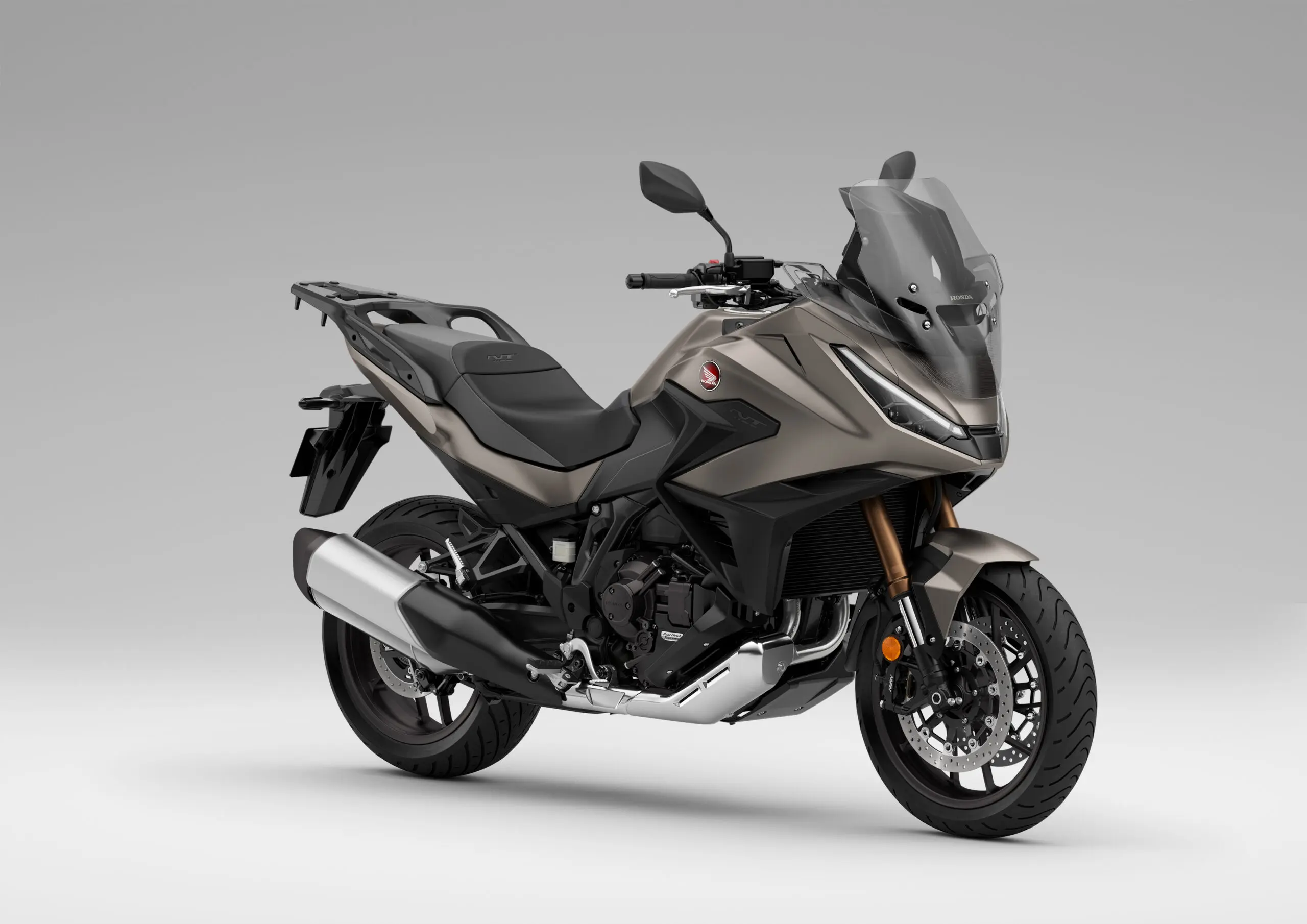 NT1100』がまるで別のバイクに!? エンジンも足まわりも見た目も大幅に 