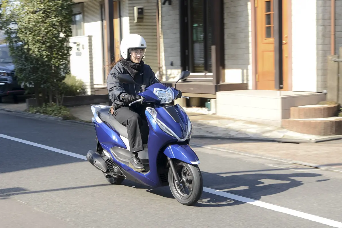 免許取り立ての女性ライダーが「スーパーカブ110」と「リード125