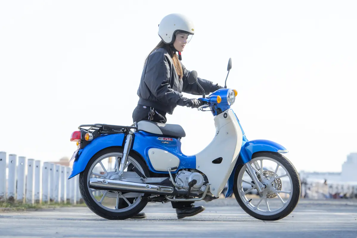 免許取り立ての女性ライダーが「スーパーカブ110」と「リード125