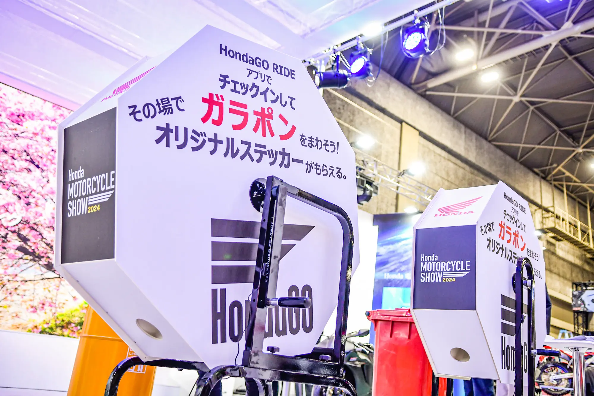 Hondaブース現地レポート】巨大ガラポンやステッカープレゼントも