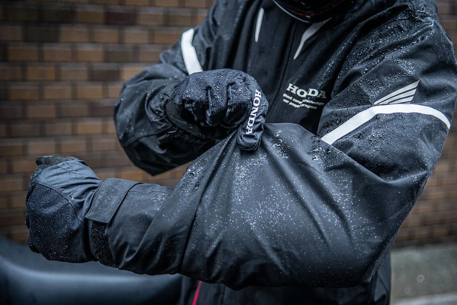 レインウェア」も“バイク専用”がおすすめの理由とは？ライダーは1年中 