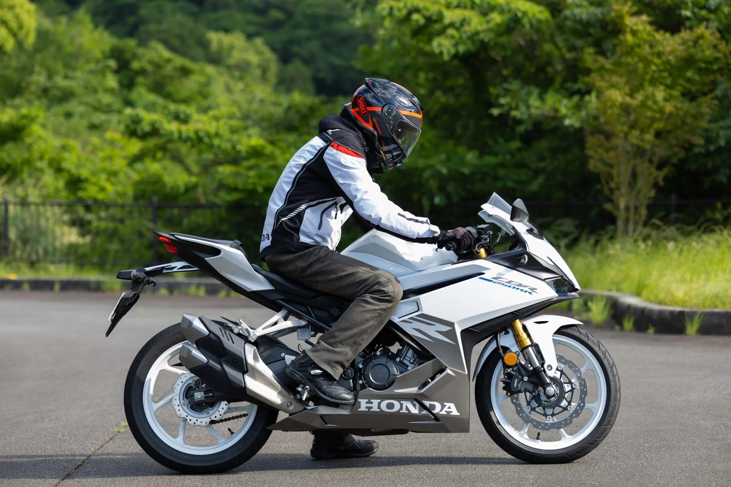 CBR250R 絶好調 ツーリング 通勤最速 20000rp。多数お問い合わせありがとうございます。完全早い者勝ちです。 大型バイクに乗り慣れた人でも『CBR250RR』だと高速道路が苦痛じゃない
