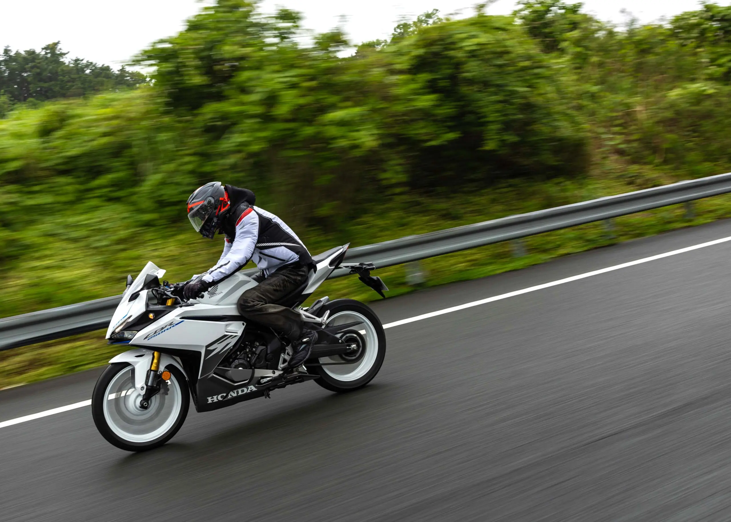 CBR250R 絶好調 ツーリング 通勤最速 20000rp。多数お問い合わせありがとうございます。完全早い者勝ちです。 Showdown] Quick-shifter CBR250RR VS Touring bike CBR650R 0-100 km