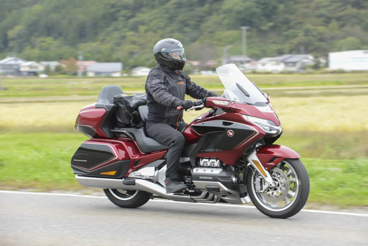 Gold WingとRebel 1100 Tでツーリングを楽しむご夫婦。どちらも旅を