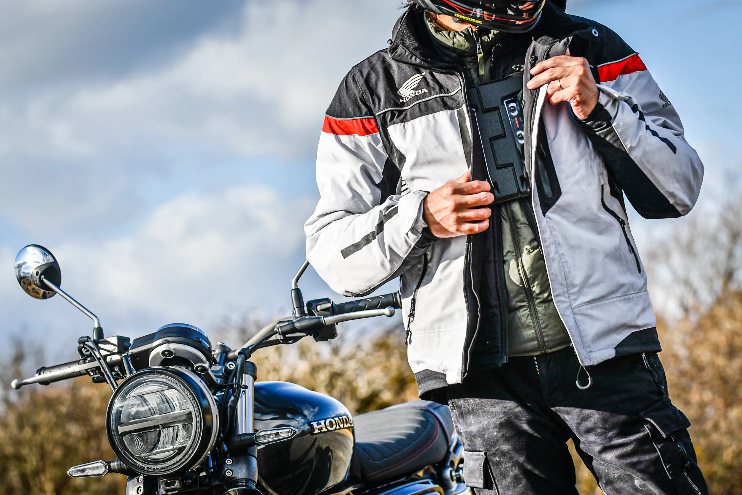 バイク用の『胸部プロテクター』は防寒具としても機能する⁉︎ 冬でも