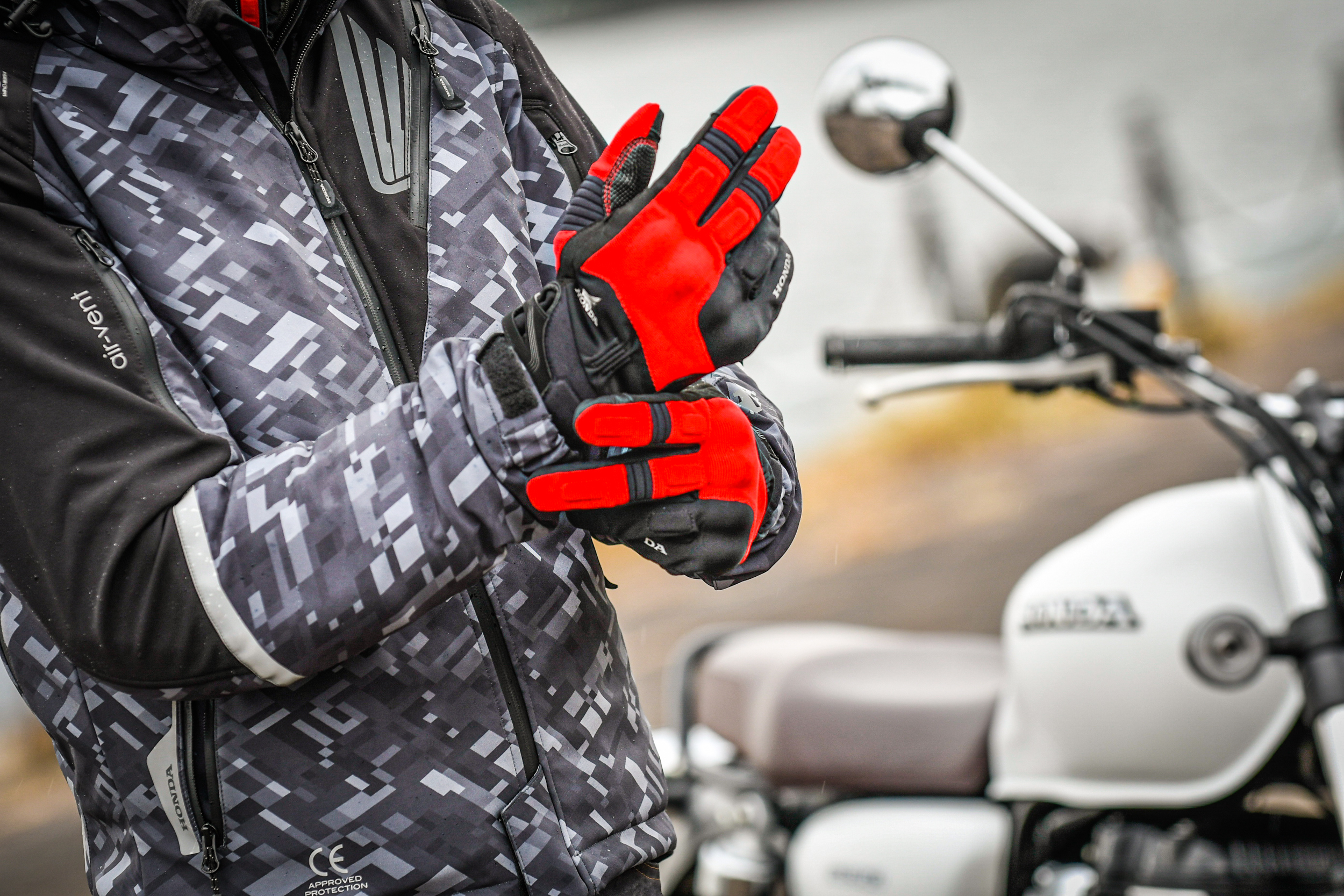 寒い季節はグローブ選びが命！ 冬場も走るベテランライダーが100％装着 