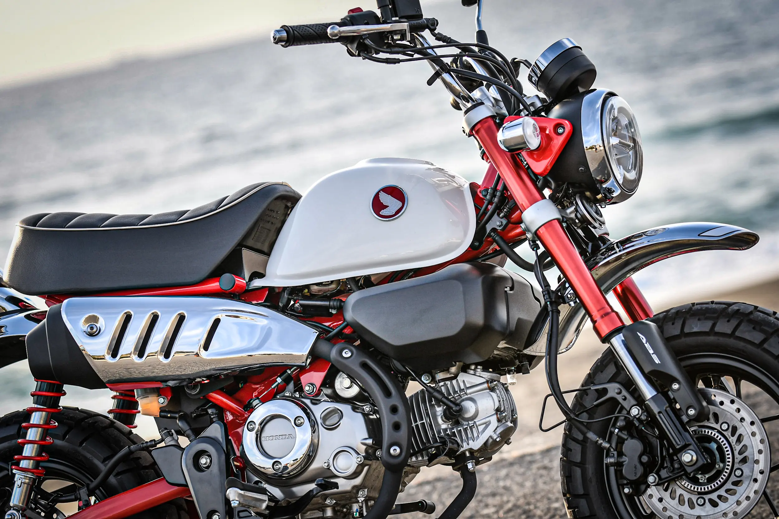 原点とは】大型バイク乗りが125ccMTバイク『モンキー125』に乗ると