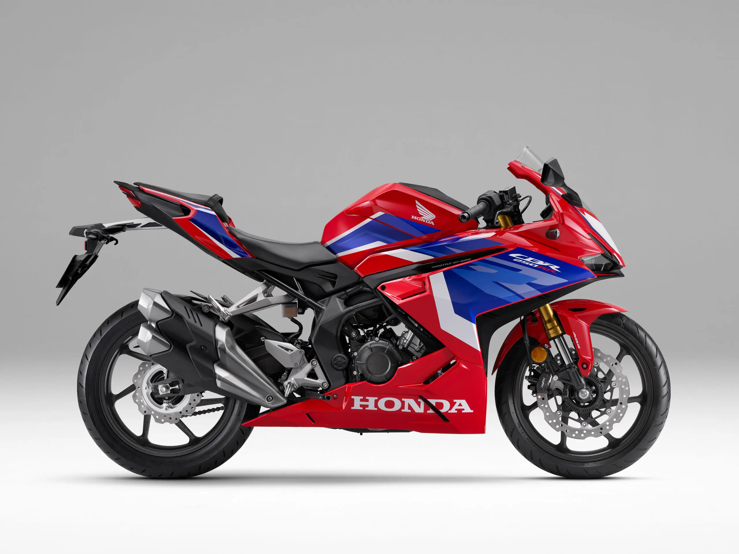 25cbr250rr_red_10-scaled.jpg.webp