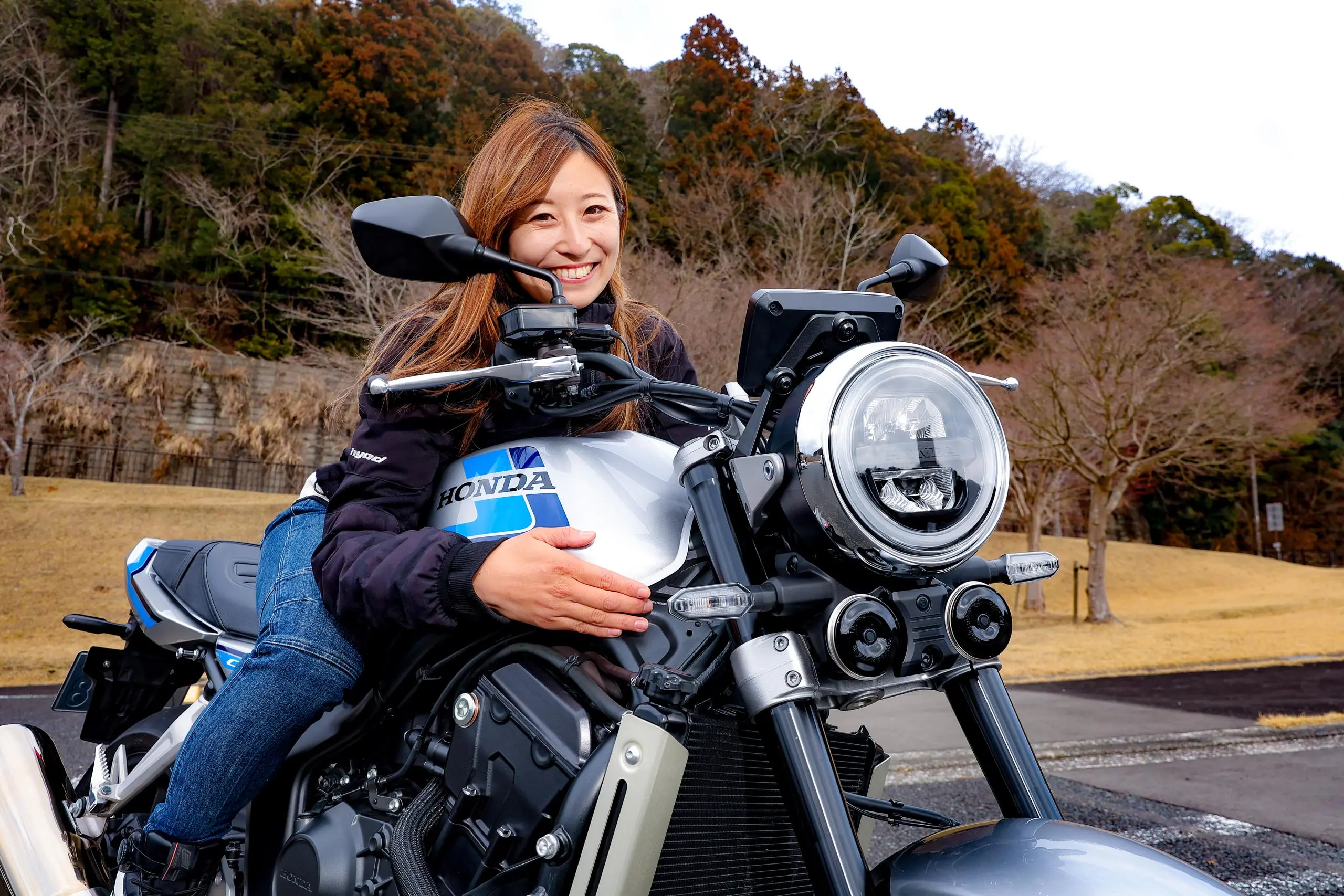 これぞCBの理想形!! レーシング女子岡崎静夏の『いつもバイクで