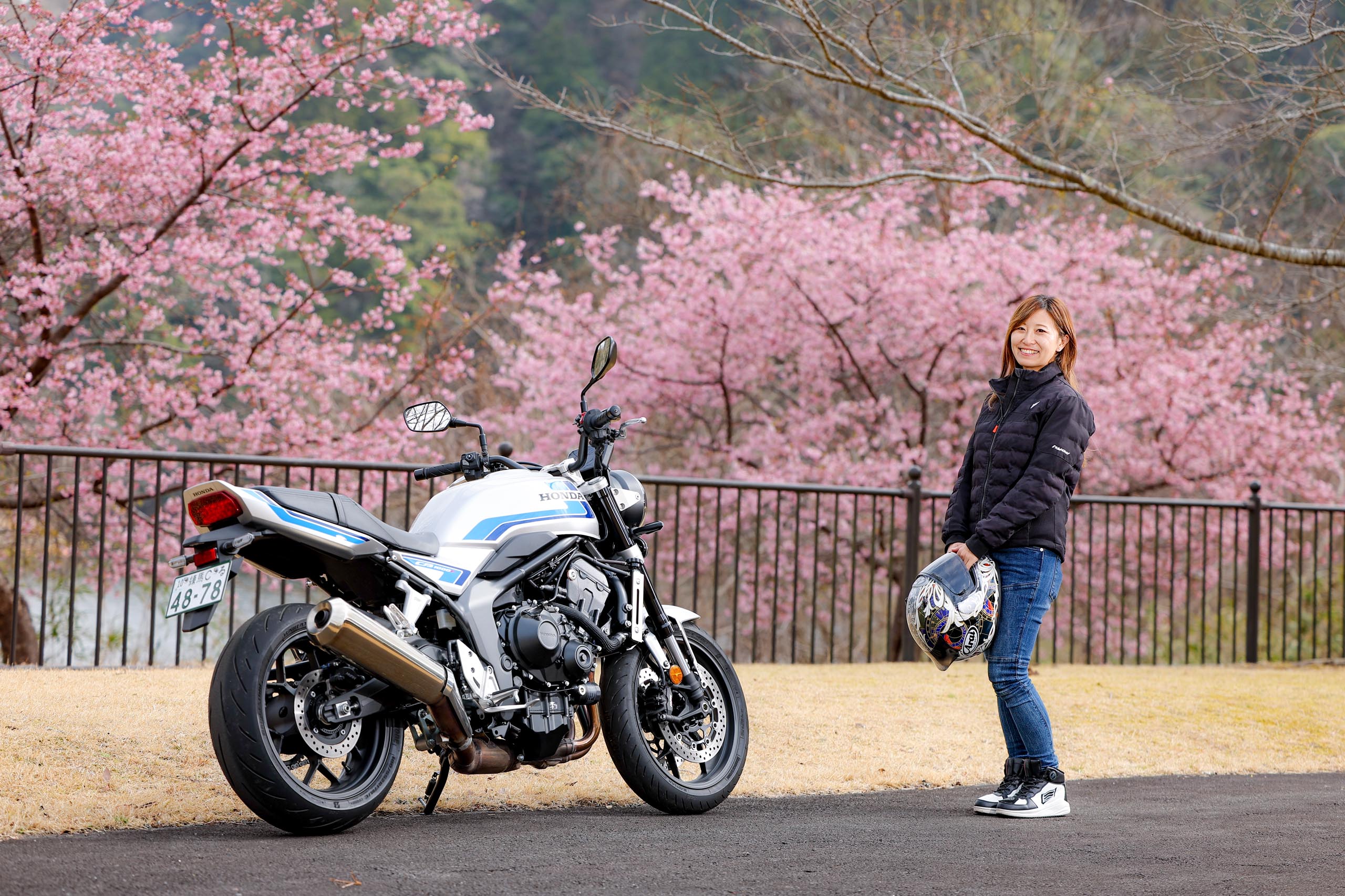 これぞCBの理想形!! レーシング女子岡崎静夏の『いつもバイクで
