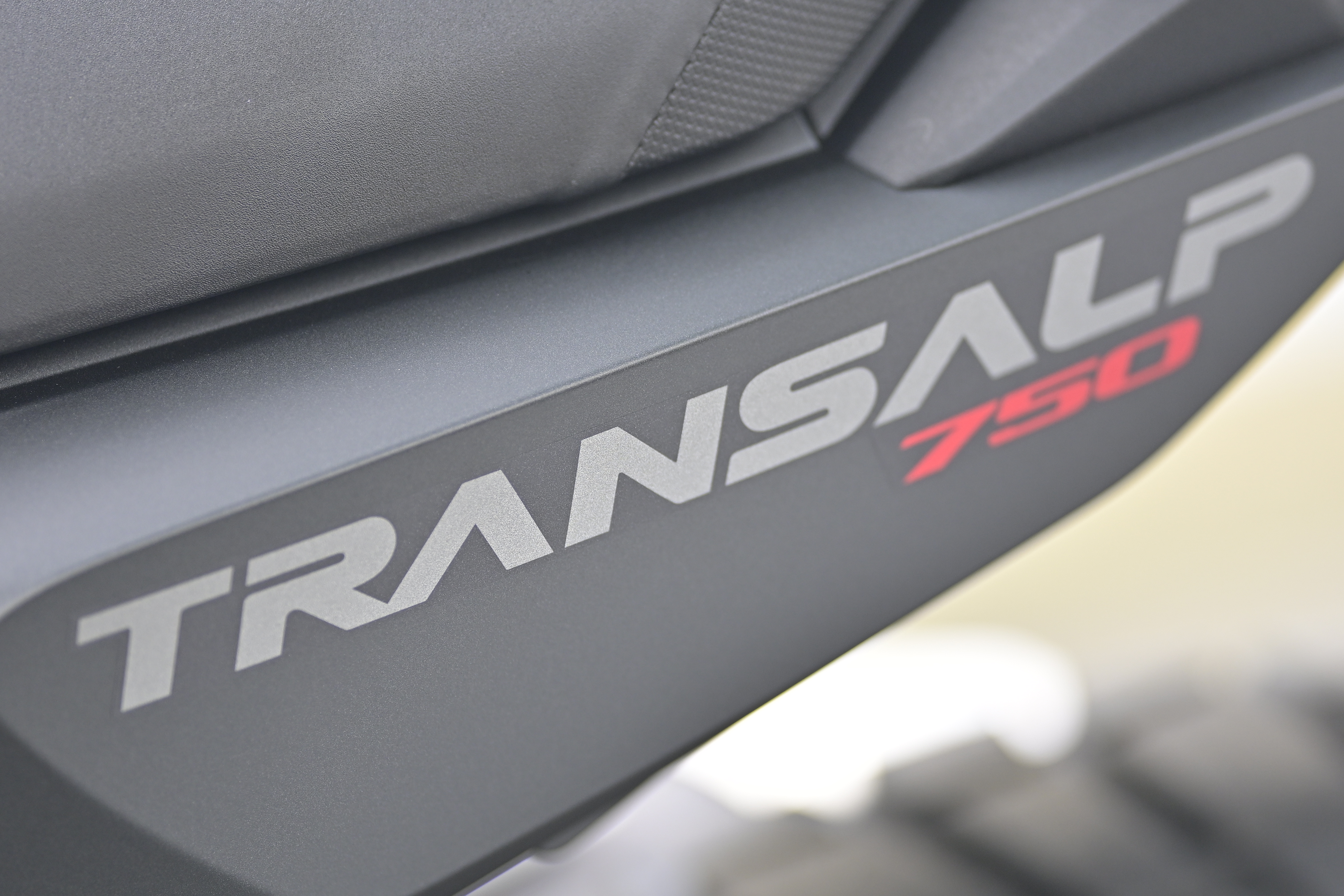 00_XL750TRANSALP_LOGO2