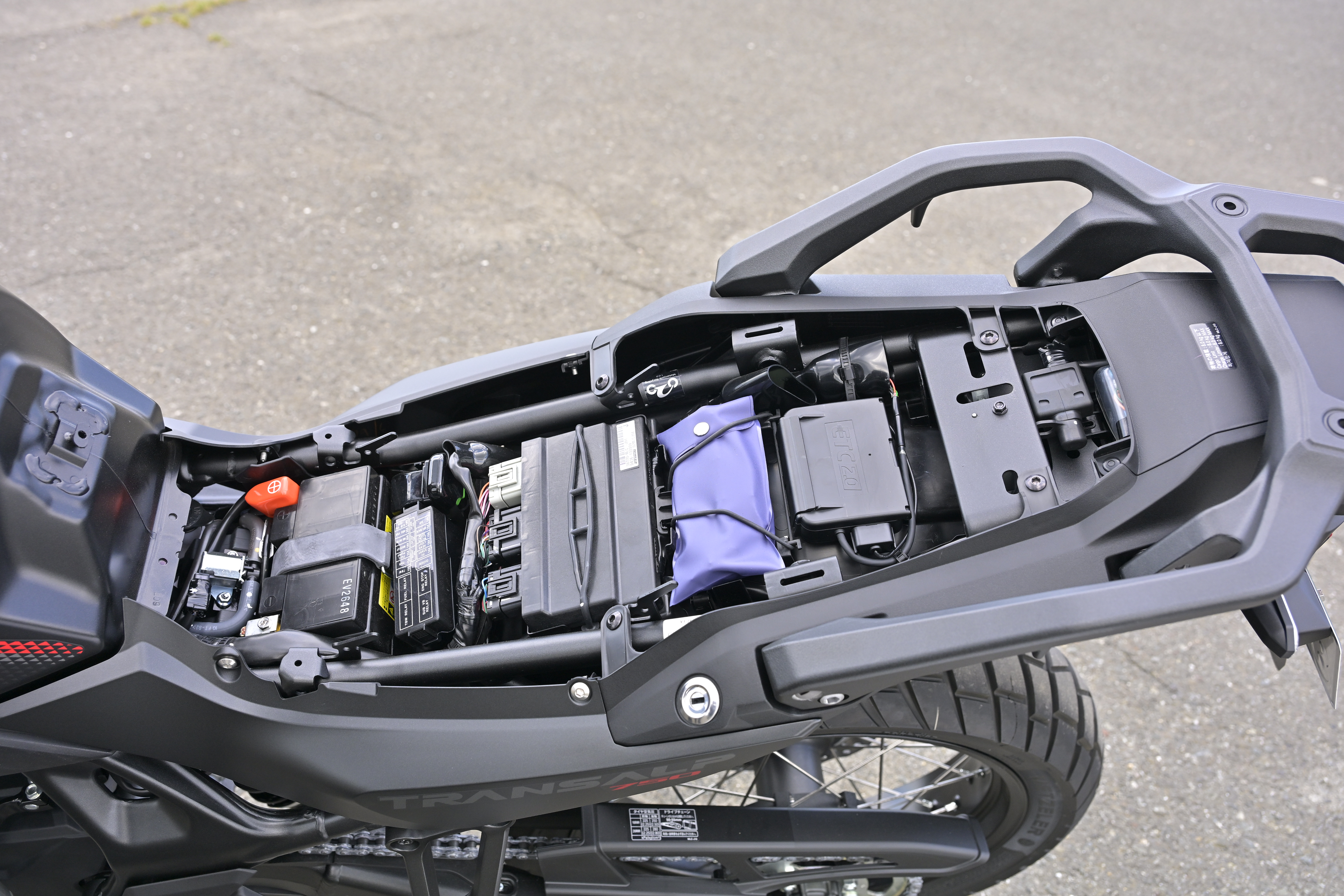 10_部分_XL750TRANSALP_SEAT-INNER