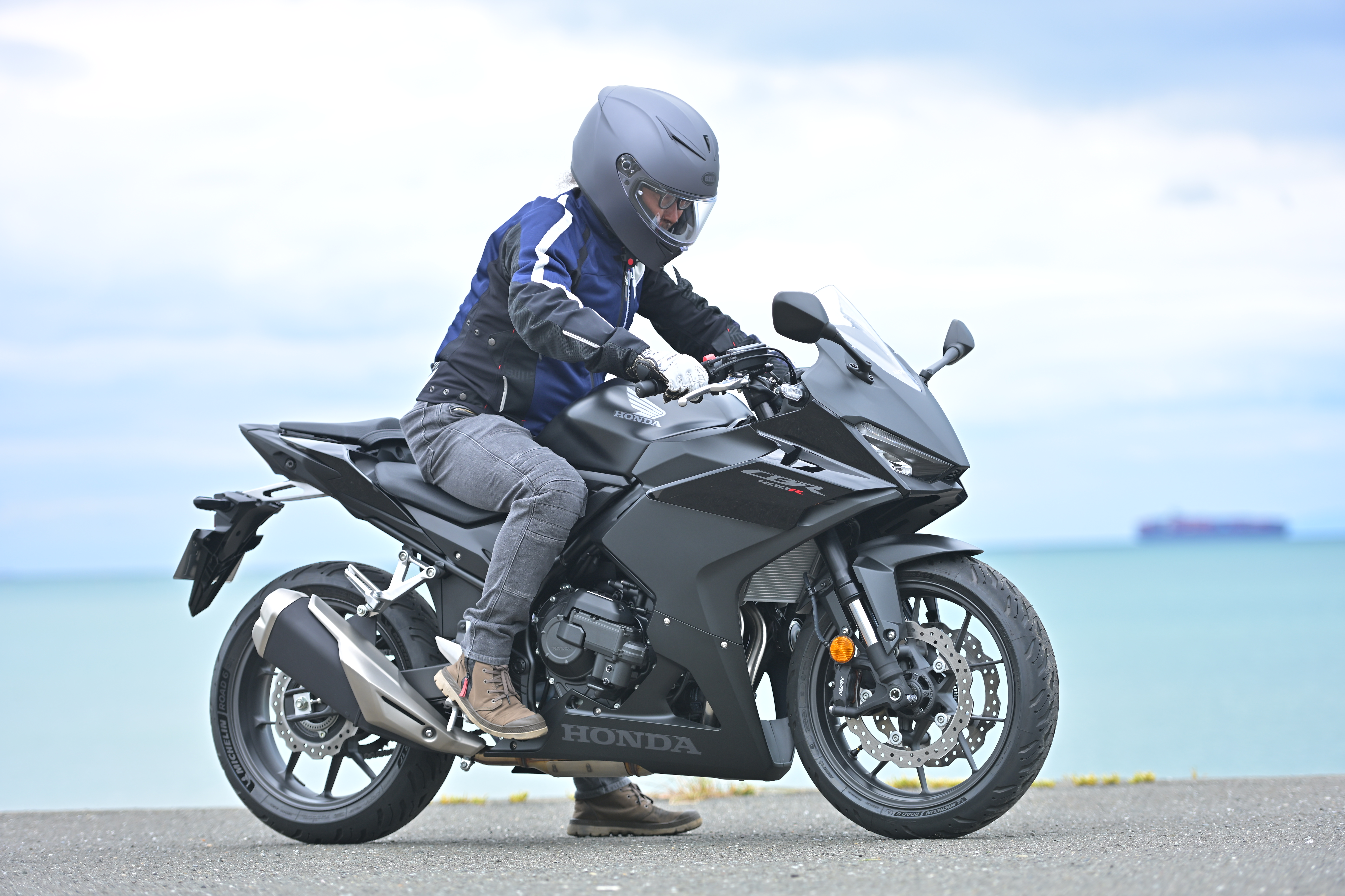 01_CBR400R E-Clutch_riding position