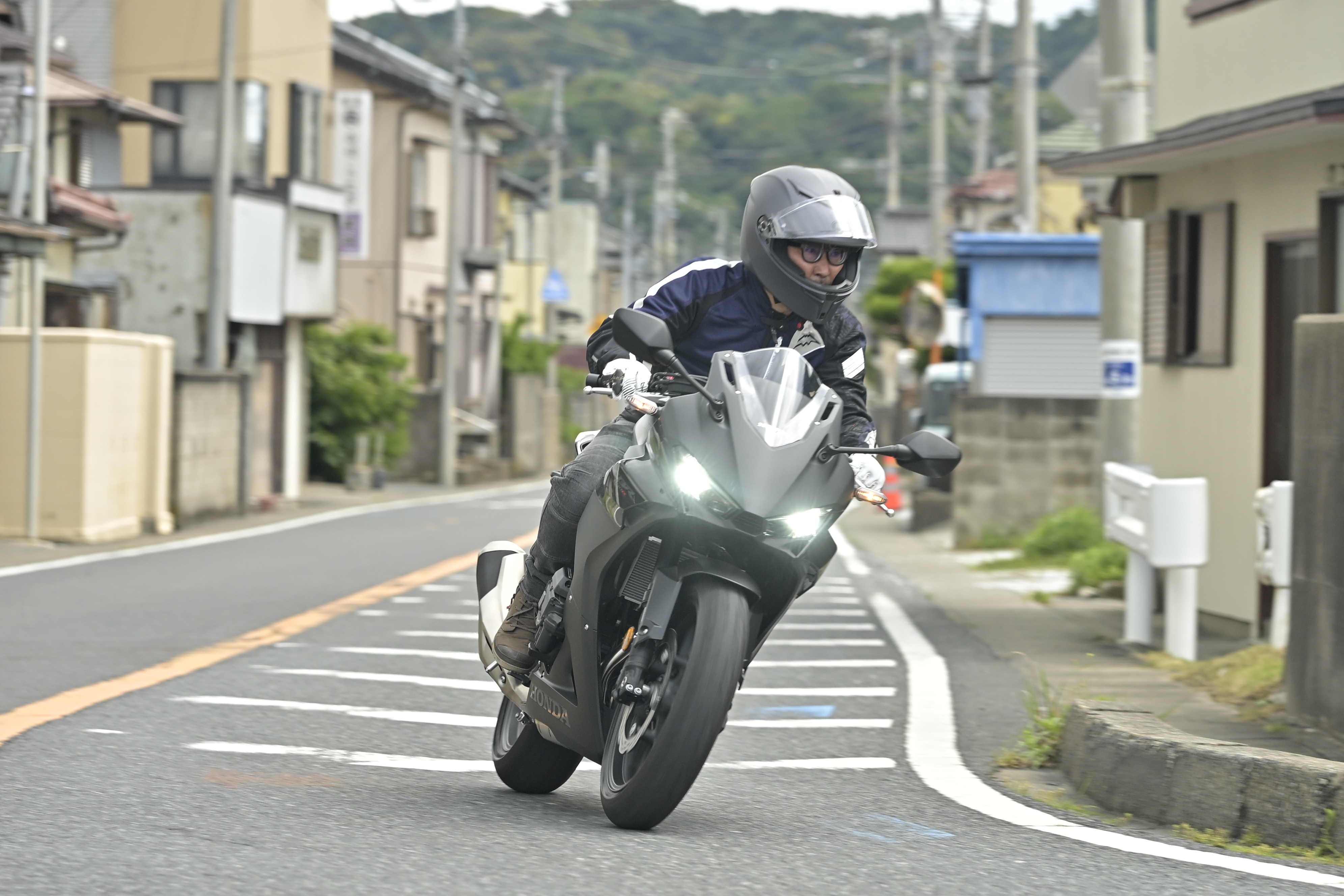 06_CBR400R E-Clutch_run_town-1