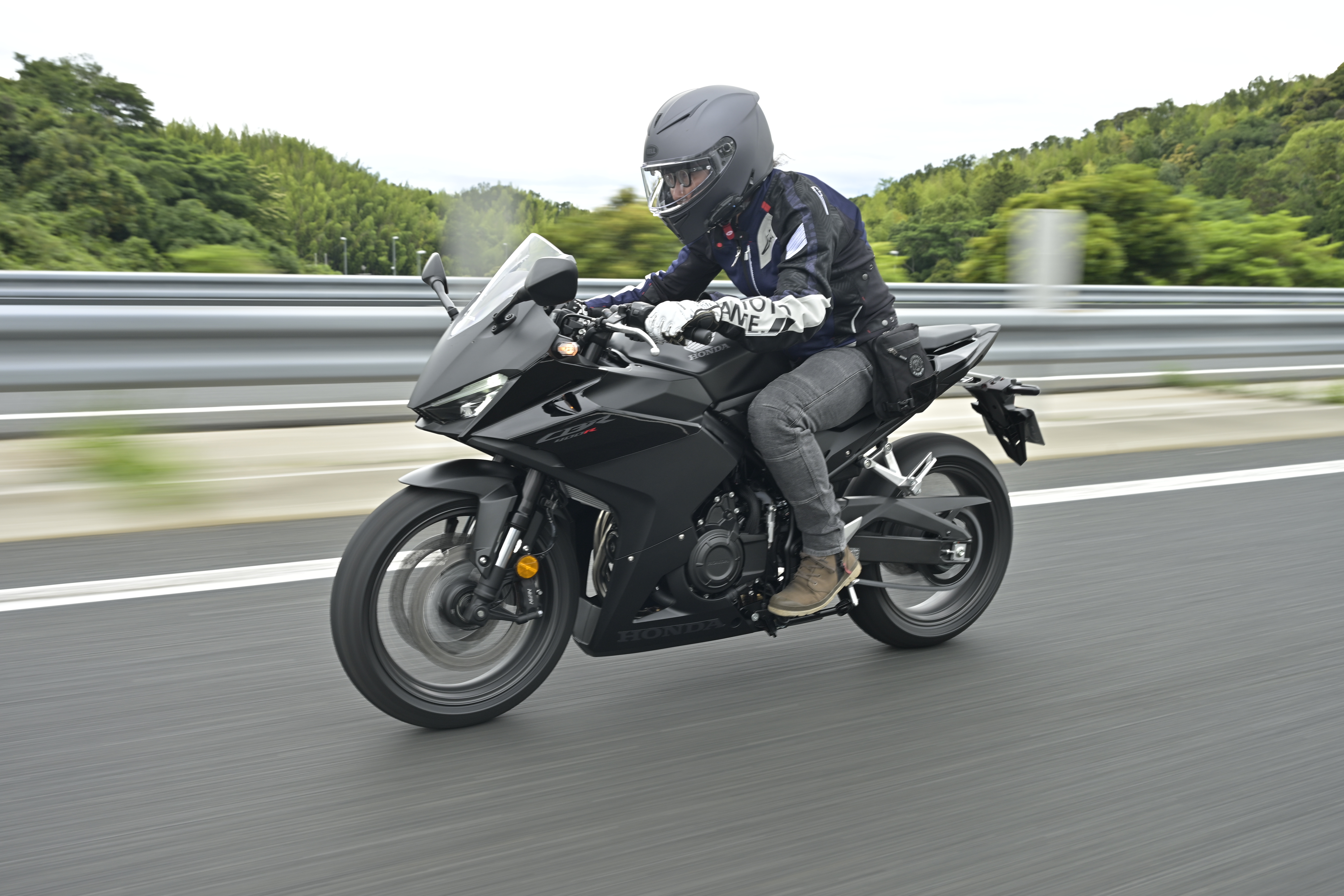 07_CBR400R E-Clutch_run-highway-2
