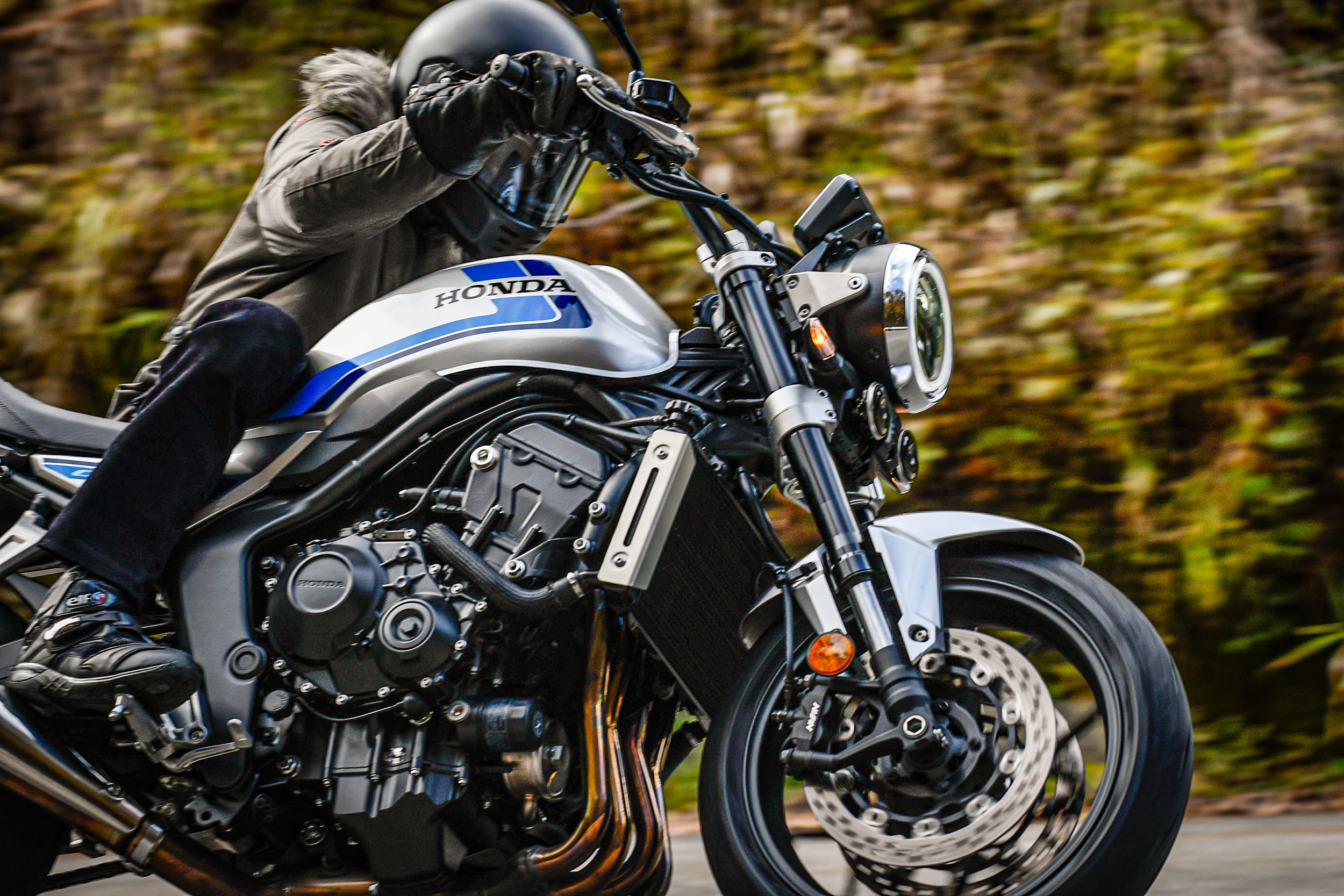 輸出屋に売却済ホンダ新型4サイクル90馬力 新型『CB1000F』は最高出力124馬力もあるのにコーナーがまるで怖くない