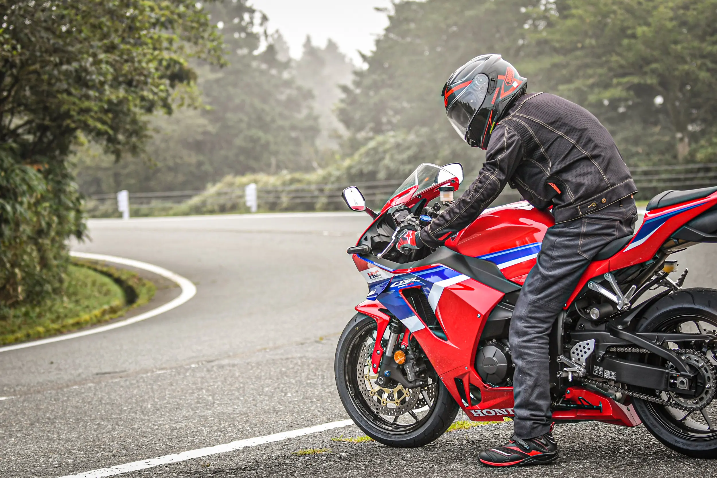 1000ccスーパースポーツは手に負えない……だけど『本物の走り』は諦め