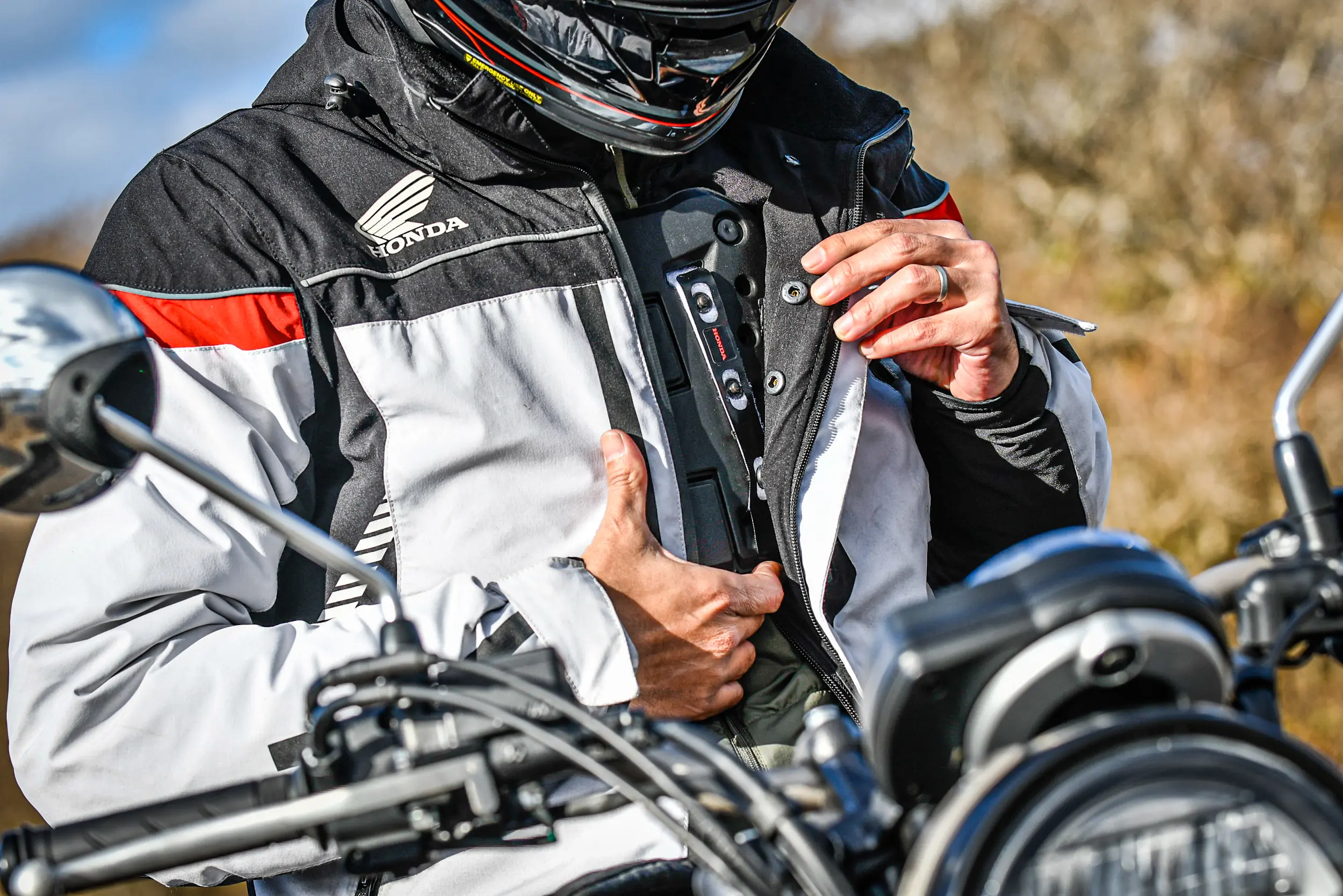 バイク用の『胸部プロテクター』は防寒具としても機能する⁉︎ 冬でも