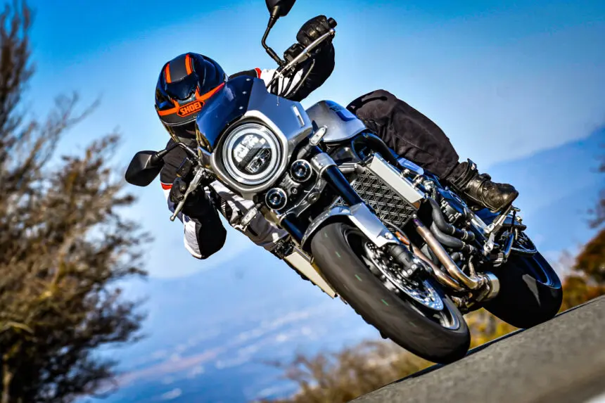 ヘッドライトカウルは『CB1000F SE』の弱点か？ ワインディングで