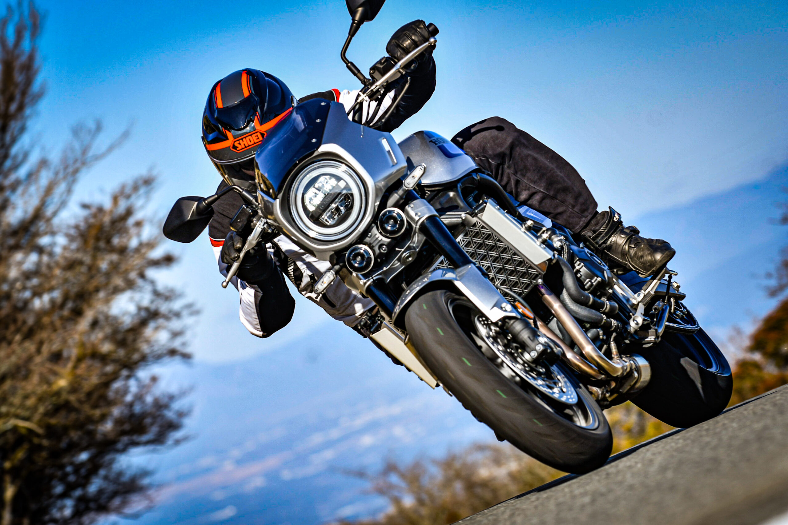 ヘッドライトカウルは『CB1000F SE』の弱点か？ ワインディングで