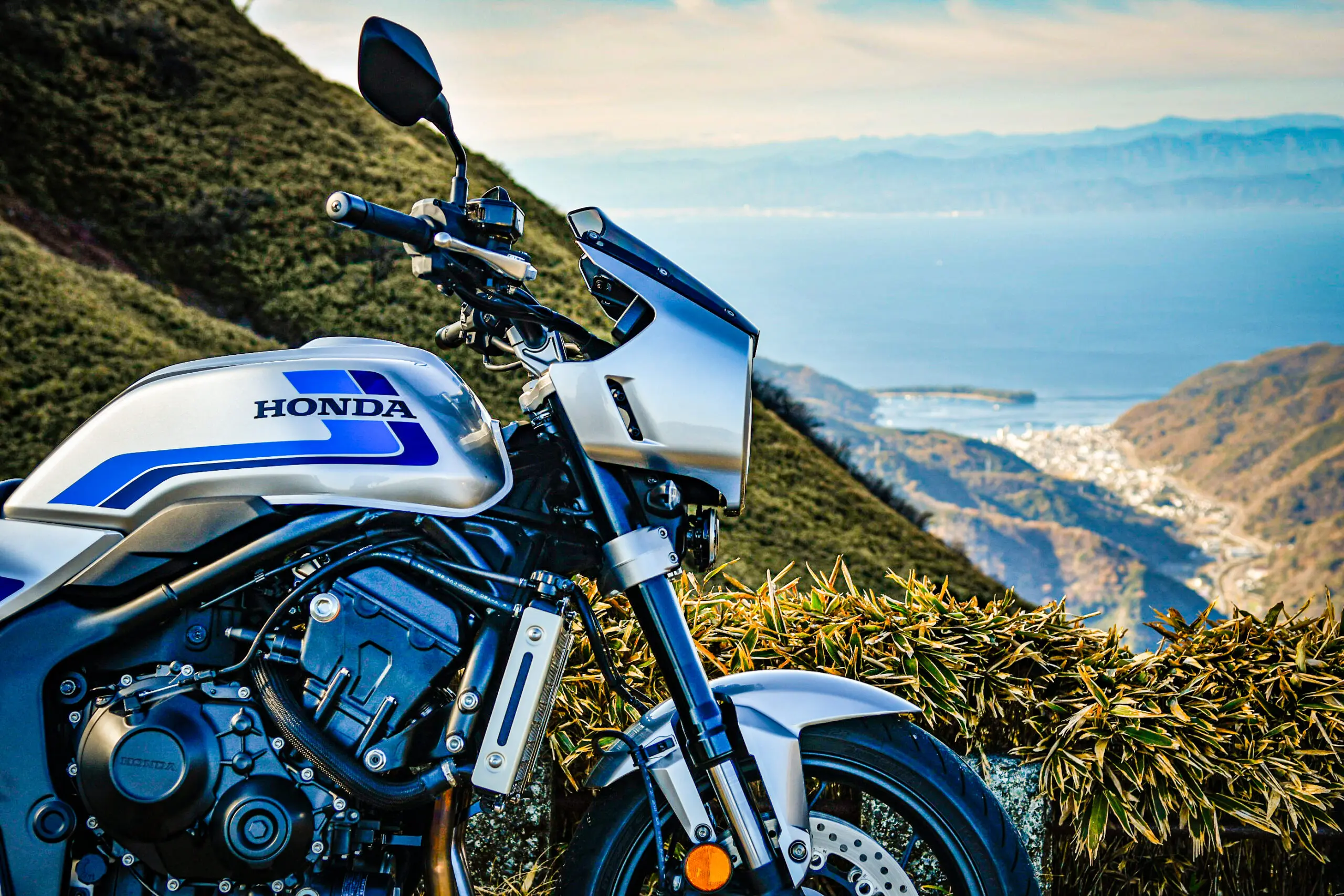 ヘッドライトカウルは『CB1000F SE』の弱点か？ ワインディングで