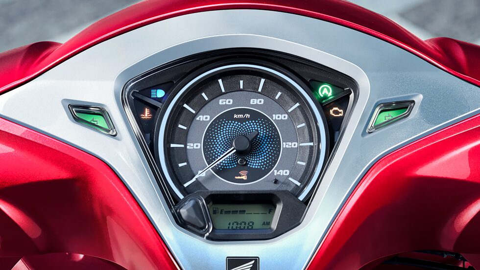 新車】シート下スペース約37Lでスマートキー＆USBソケットも標準装備