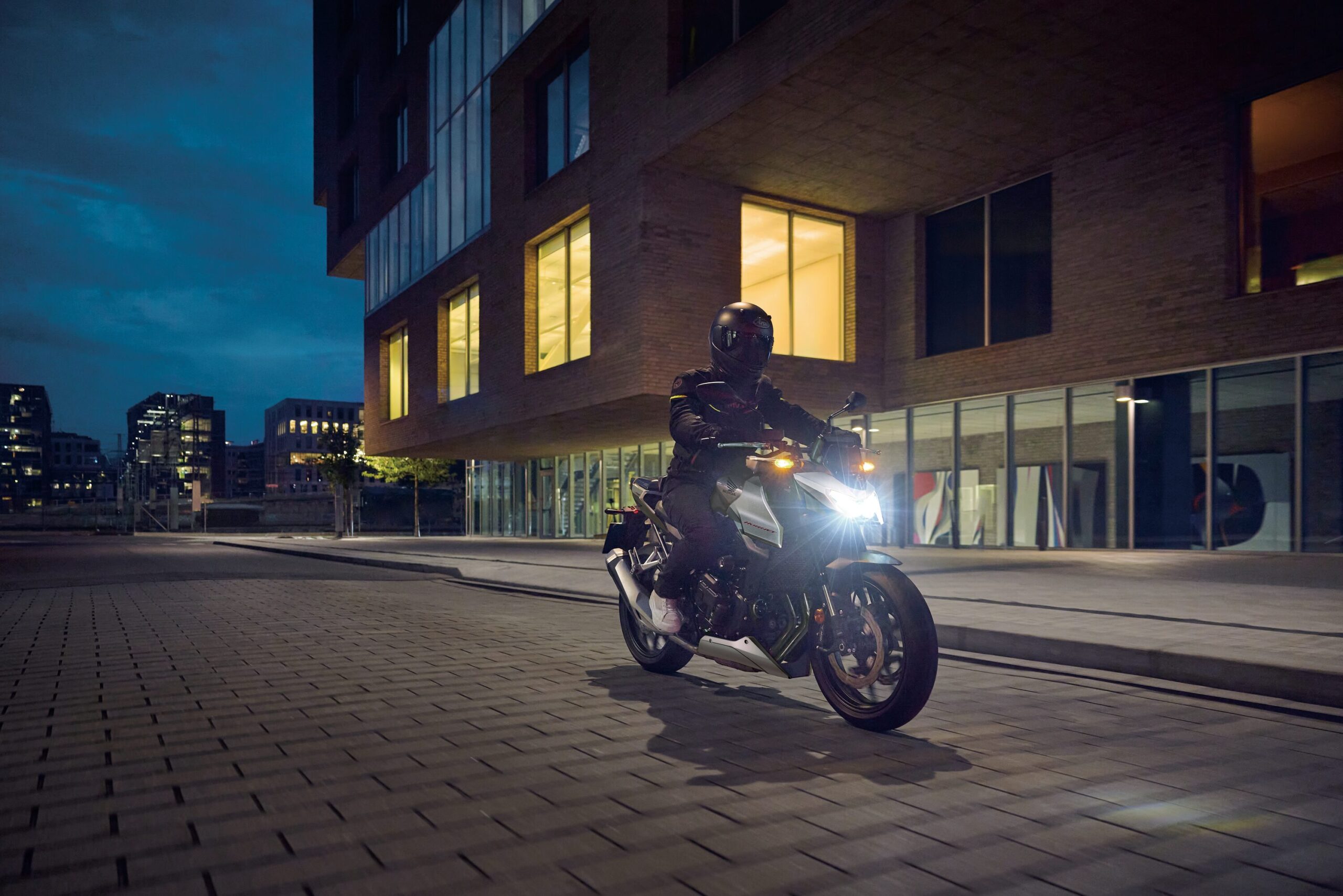 さらなる進化を遂げた「Honda E-Clutch」搭載の新型750ccバイクが登場
