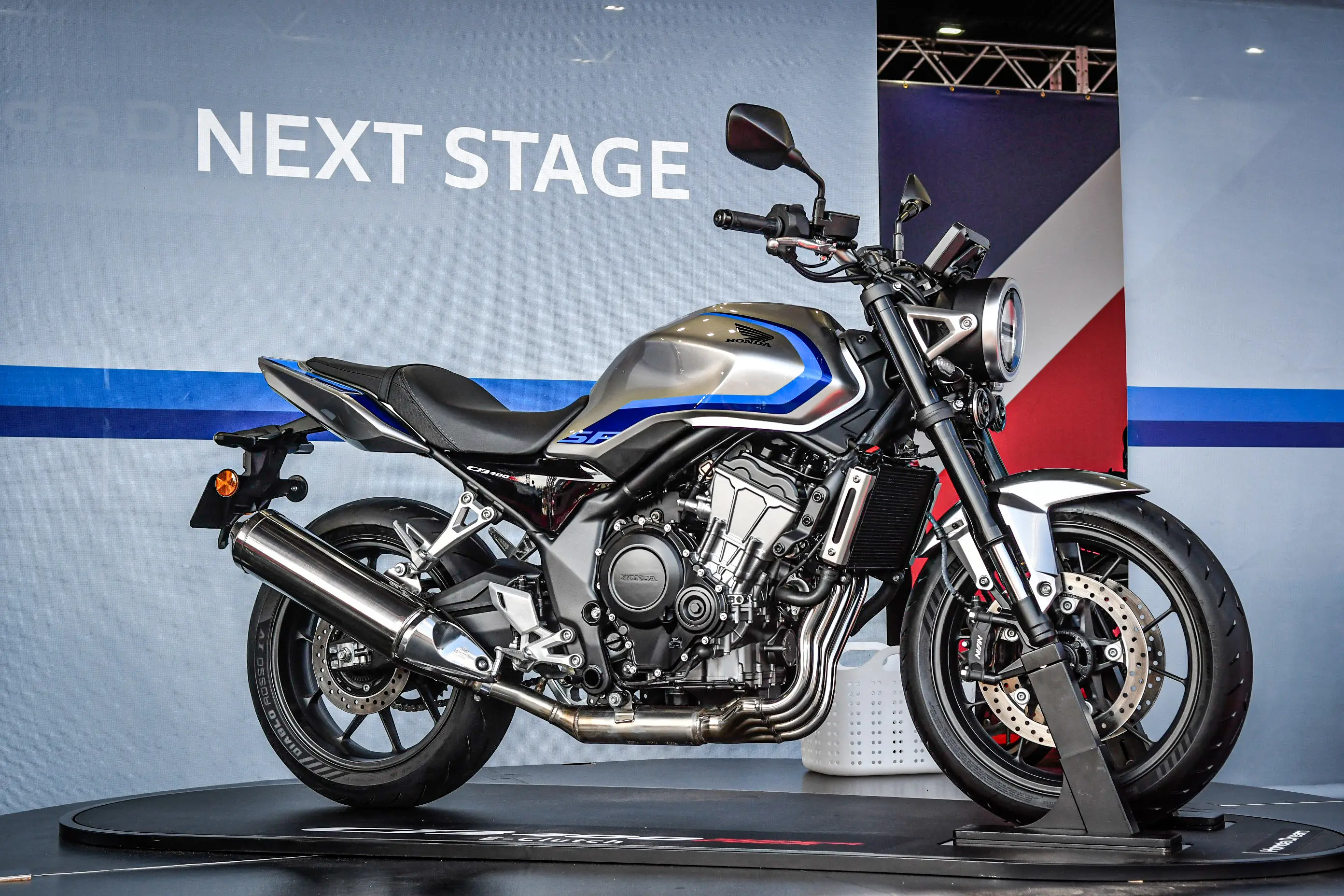公式】新型400ccネイキッド『CB400 SUPER FOUR E-Clutch』の価格と発売