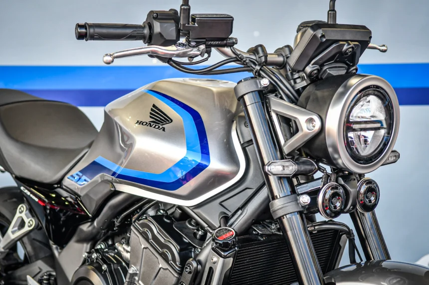 公式】新型400ccネイキッド『CB400 SUPER FOUR E-Clutch』の価格と発売