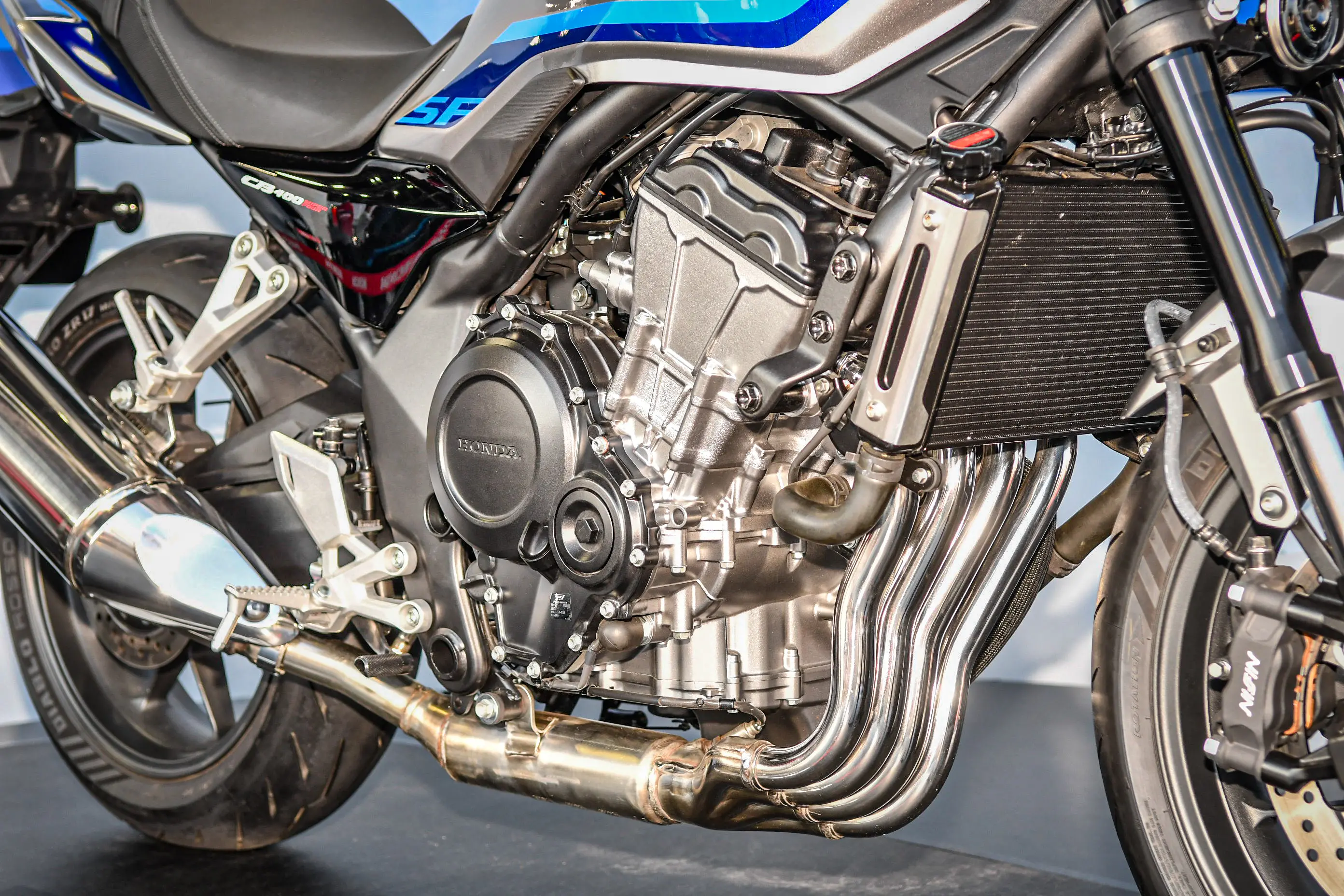 公式】新型400ccネイキッド『CB400 SUPER FOUR E-Clutch』の価格と発売