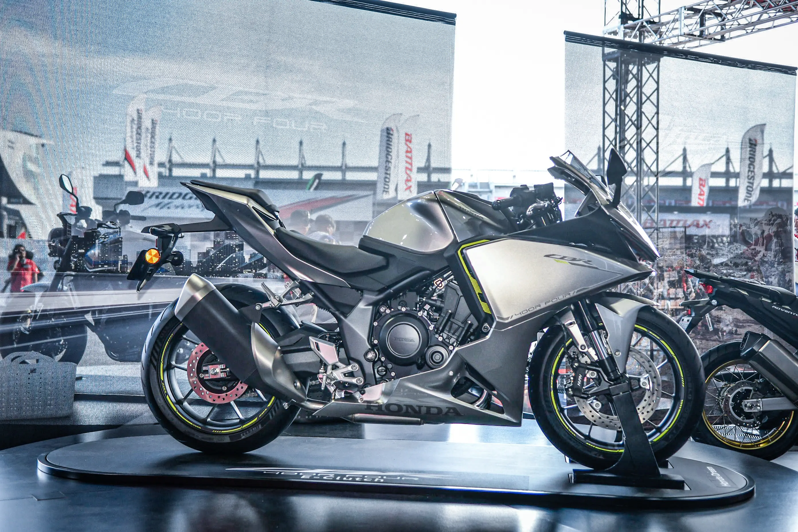 新型『CBR400R FOUR E-Clutch』の走りは高回転域で『CB400 SUPER FOUR