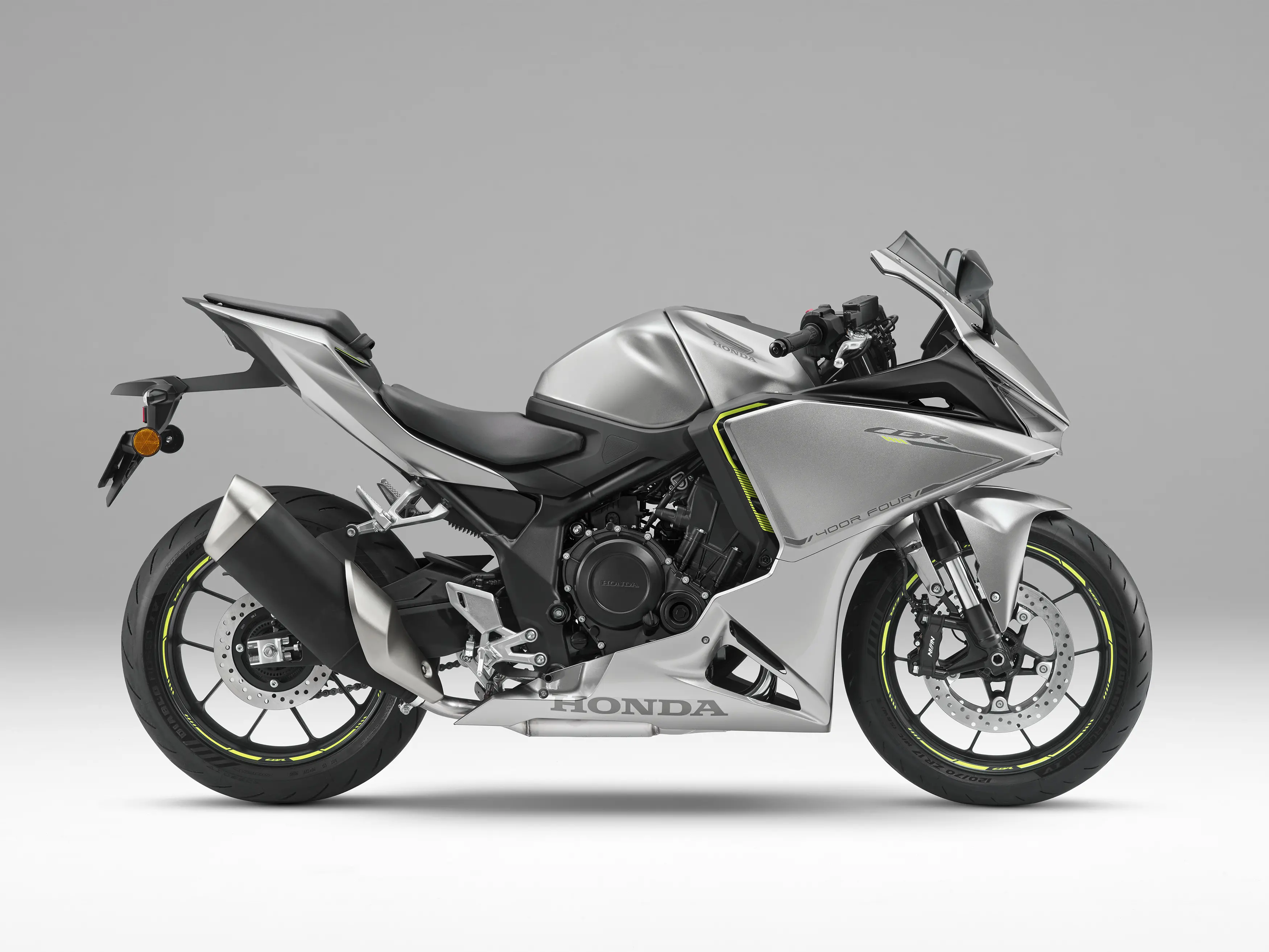 新型『CBR400R FOUR E-Clutch』の走りは高回転域で『CB400 SUPER FOUR