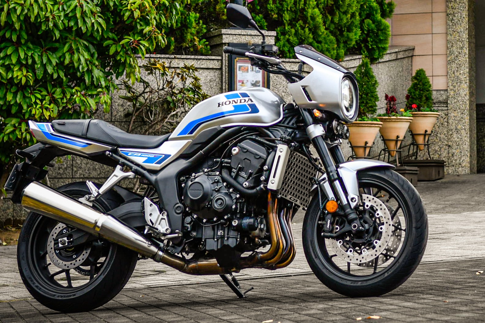 CB1000Fと『CB1000F SE』の違いって？ カウル付き『SE』とスタンダード 
