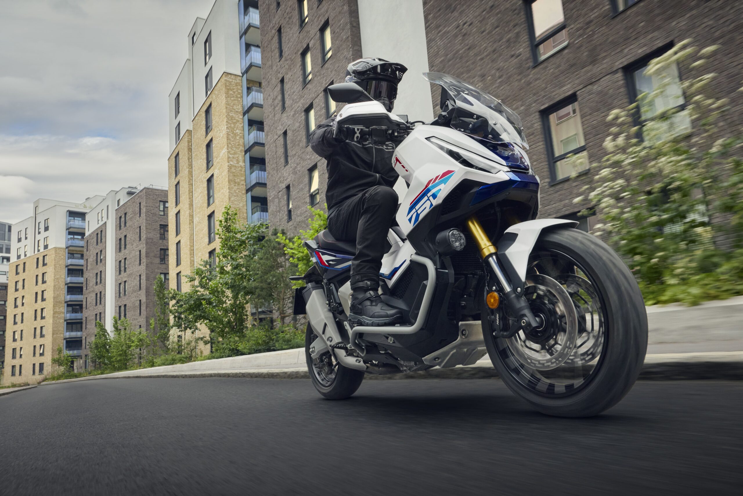 スポーティさがさらに増した『X-ADV』が新登場！ 新色トリコロール